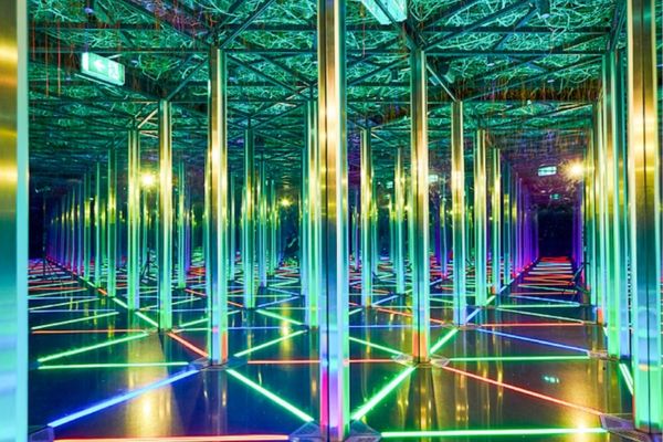 atraksi di jewel changi airport MIRROR MAZE