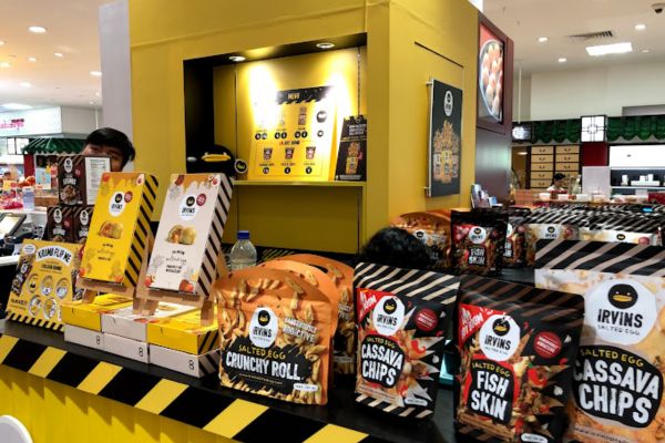 IRVINS at Takashimaya oleh-oleh khas Singapura salted egg